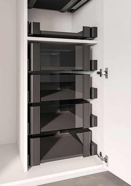 картинка КОМПЛЕКТ Полка внутренняя выдвижная со стеклом 320 мм, Конеро H 168 W 810-870 мм, без дна, ЧЕРНЫЙ (8386957021) от магазина Kessebohmer.shop