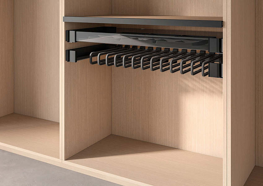 картинка КОМПЛЕКТ Держатель для брюк и юбок выдвижной 320 мм, Конеро W 552-612 мм, D 345 мм, с 7 вешалками, цвет ЧЕРНЫЙ (5387037021) от магазина Kessebohmer.shop