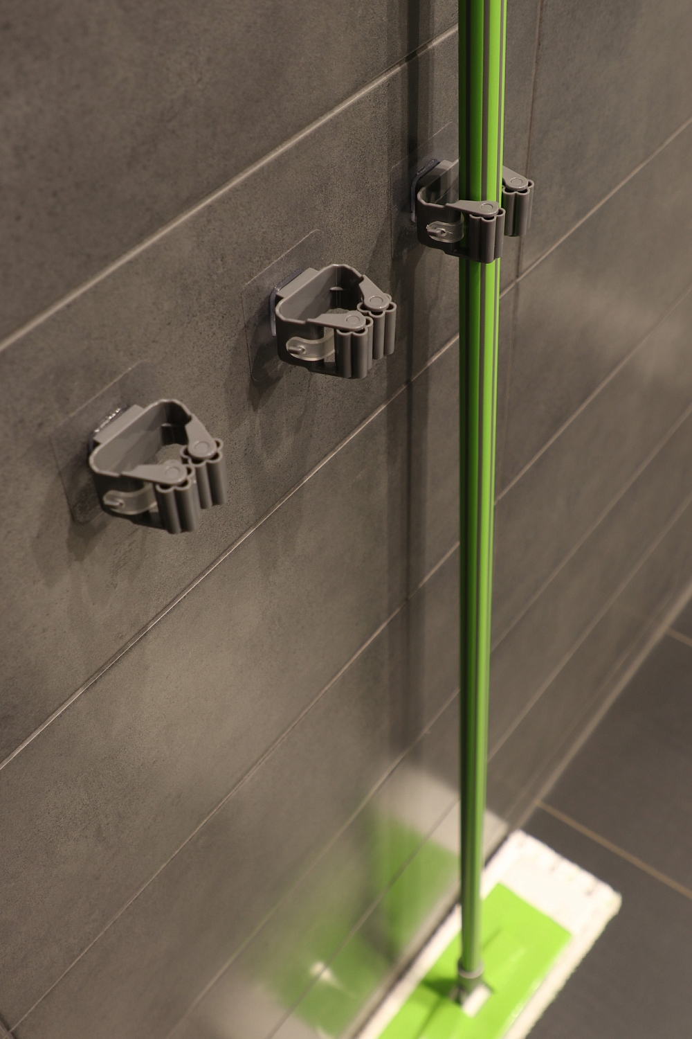 картинка HOUSE MASTER держатель для швабры пластмасса, графит от магазина Kessebohmer.shop