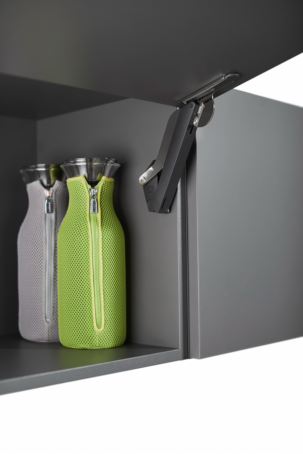 картинка Подъемник тип B мини Pto левый и правый, ФриСпейс, H 225-650, 2 шт + 1 толкатель Pto + 2 крышки декоративные + 2 крепления к фасаду, цвет АНТРАЦИТ/Ник от магазина Kessebohmer.shop